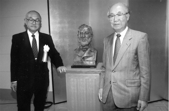 Op 12 november 2000 onthulden de Nederlandse Consul-Generaal de Vries (links) en de oud-president van de Osaka Universiteit Dr.Kumagai (rechts)  het beeld.